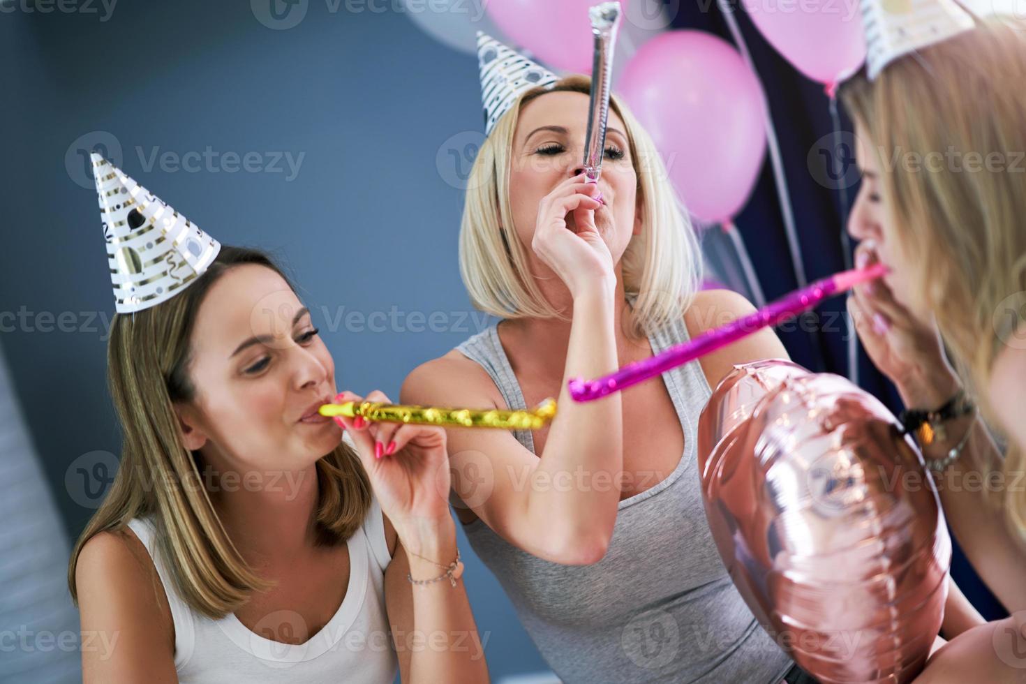 immagine presentazione contento gruppo di amici festeggiare insieme foto