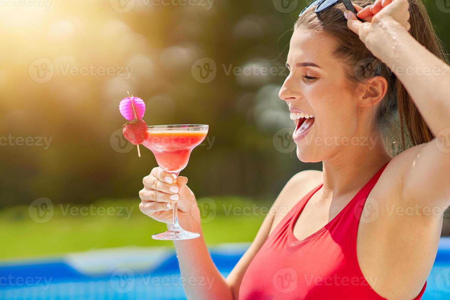 vicino su Visualizza di attraente donna rilassante su nuoto piscina nel il Giardino dietro la casa foto