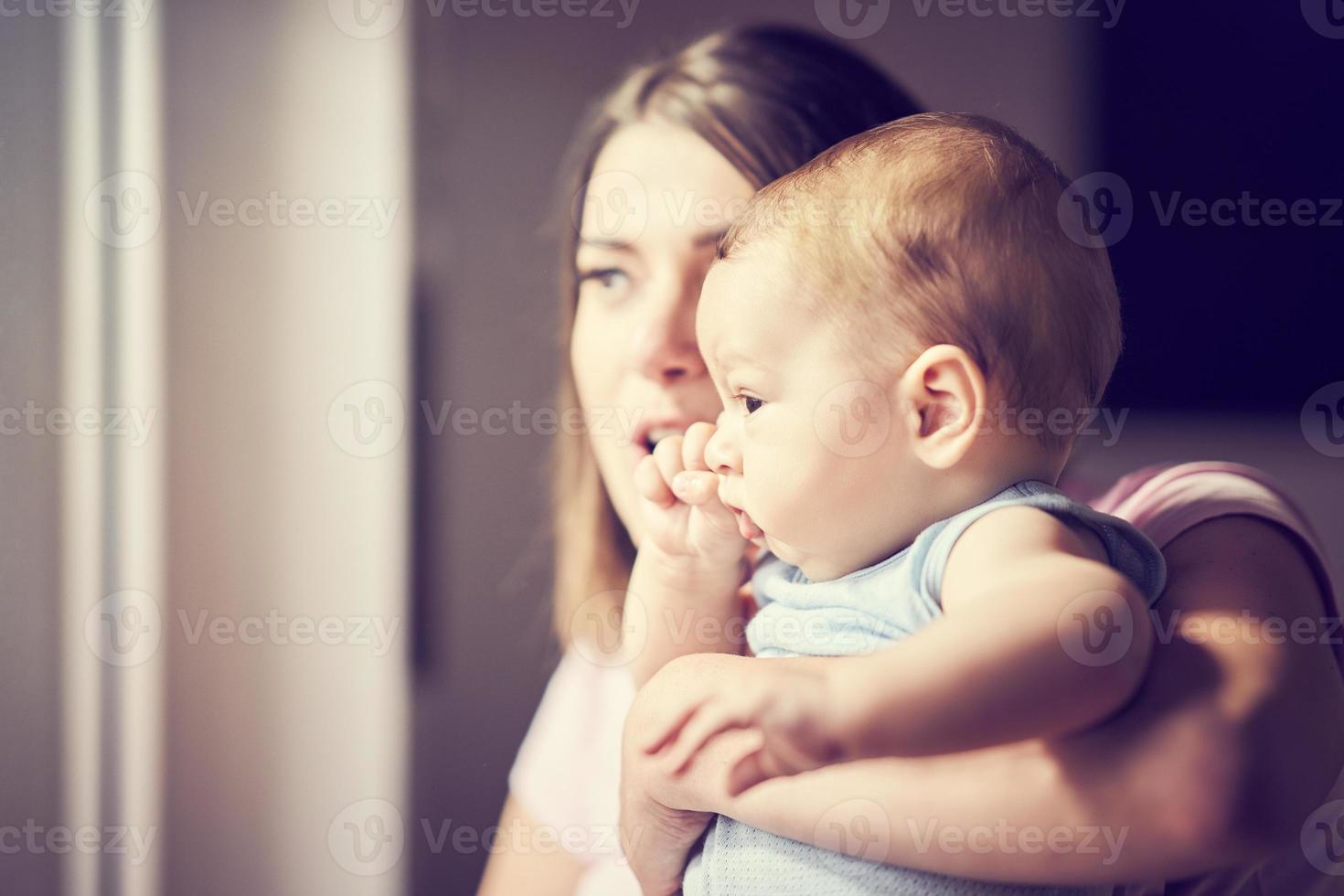 madre e sua neonato bambino foto