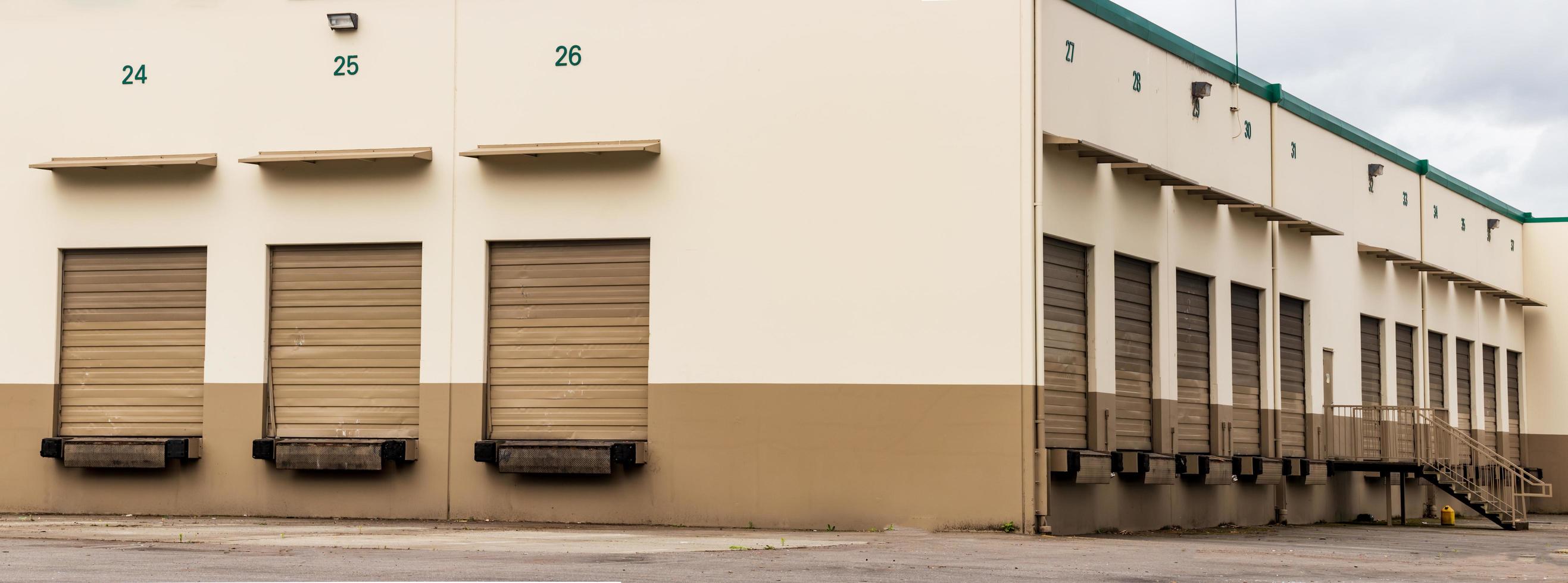 abbronzatura e Marrone magazzino industriale edificio e box auto porte foto