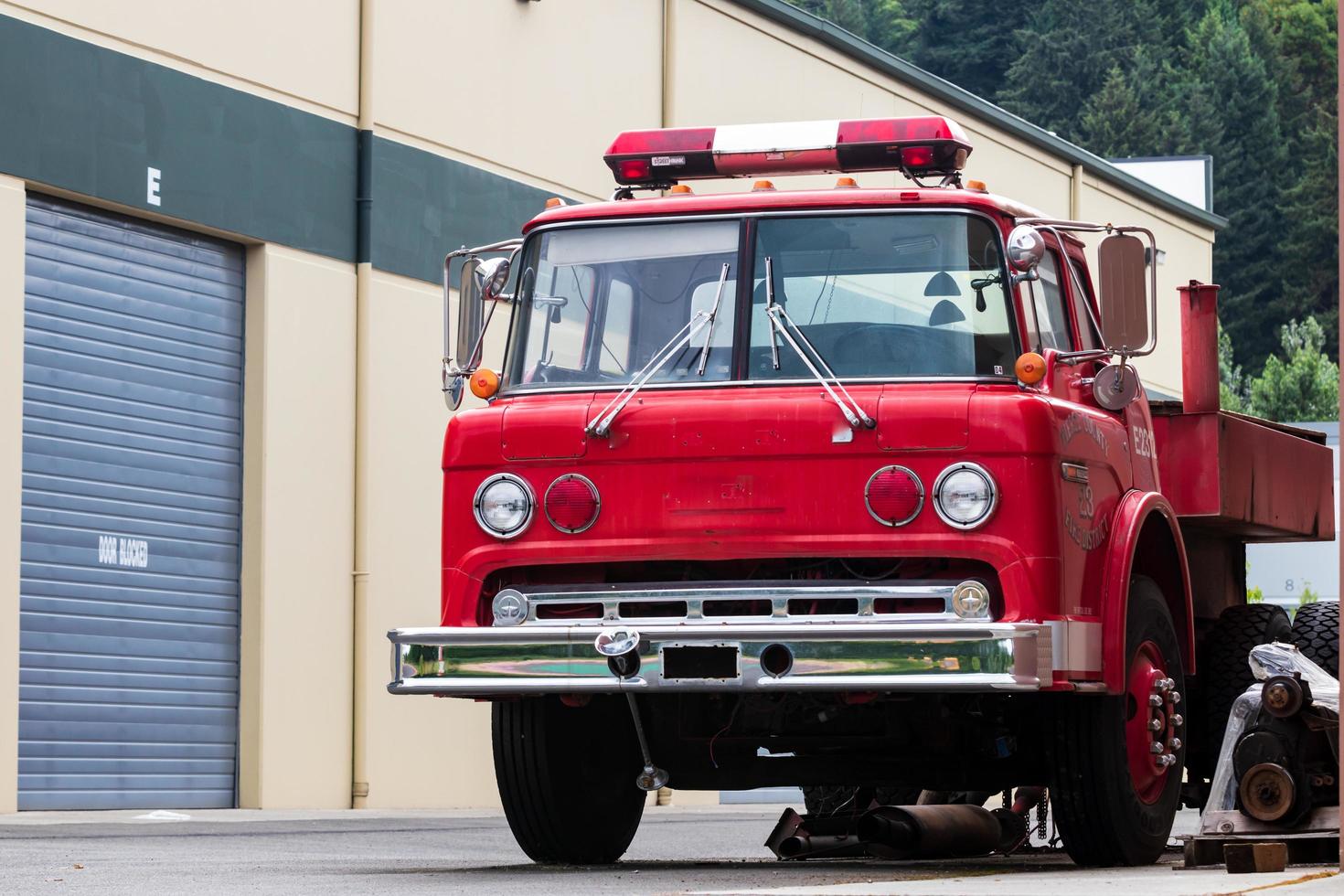 vecchio rosso smantellato fuoco motore parcheggiata nel un industriale complesso foto