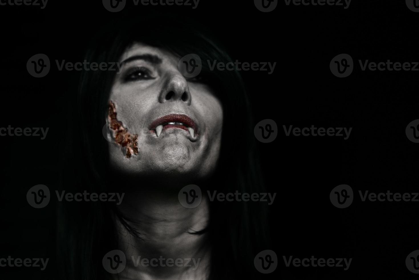 Halloween vampiro bellissimo donna al di sopra di nero foto