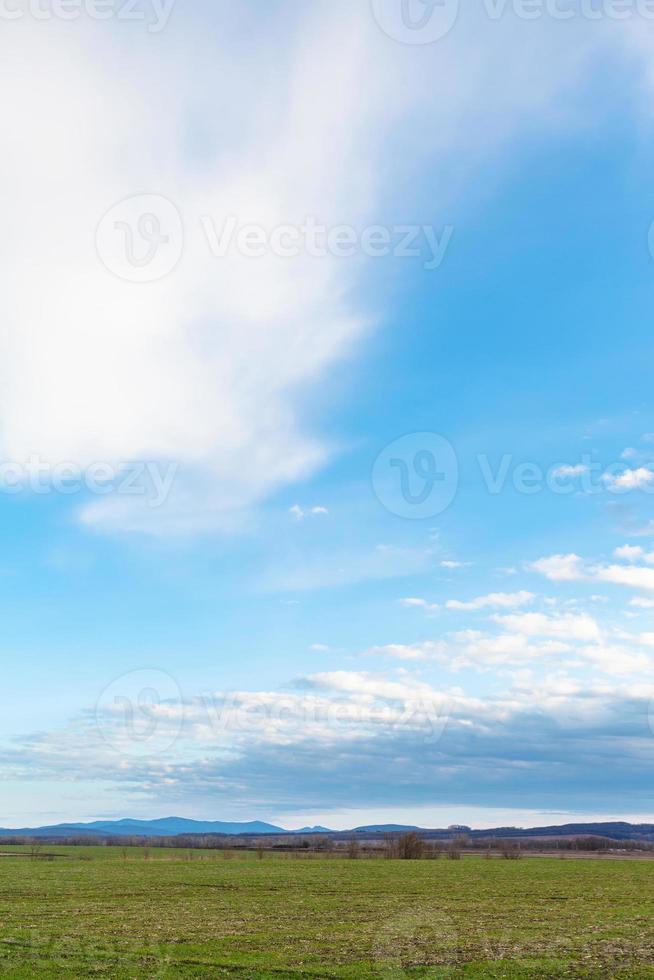 blu cielo al di sopra di inverno agraria i campi nel primavera foto