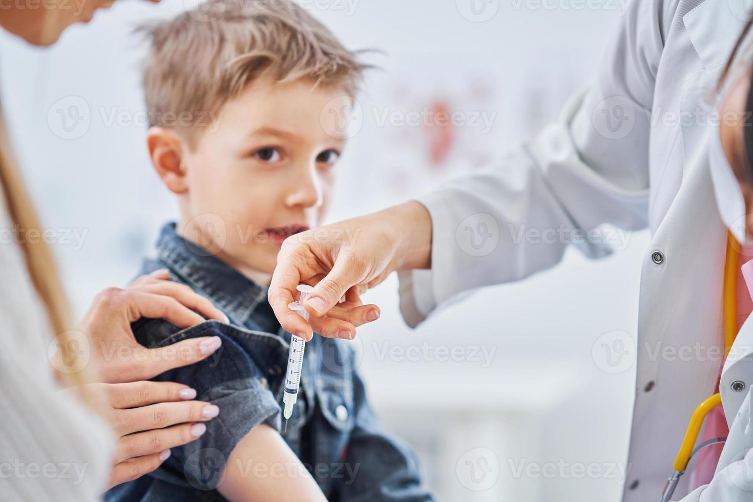 poco ragazzo essere vaccinati di pediatra foto