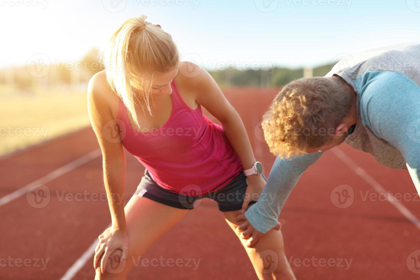 uomo e donna da corsa su all'aperto traccia foto