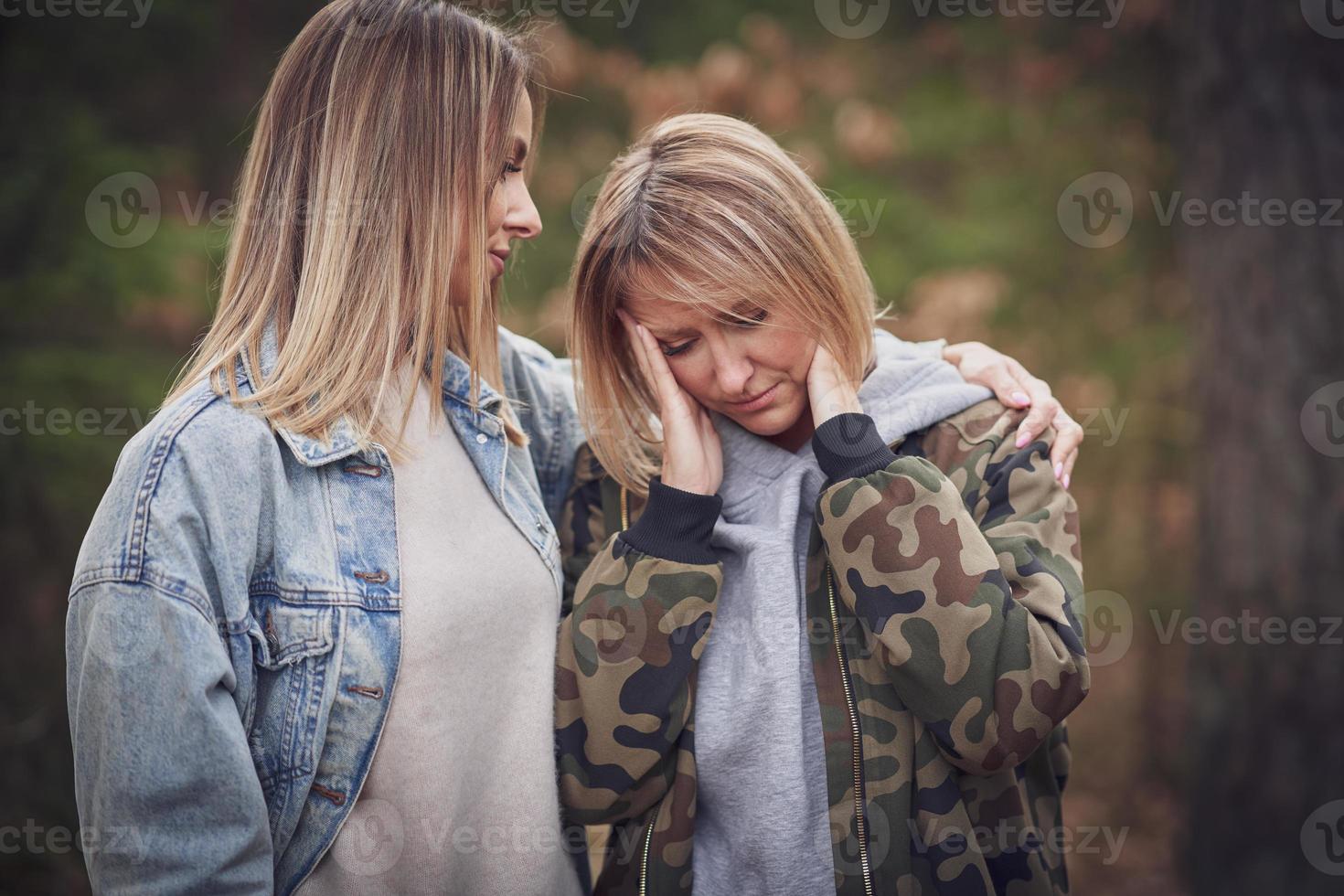 lgbt coppia o ragazza amici nel legna avendo cattivo tempo foto