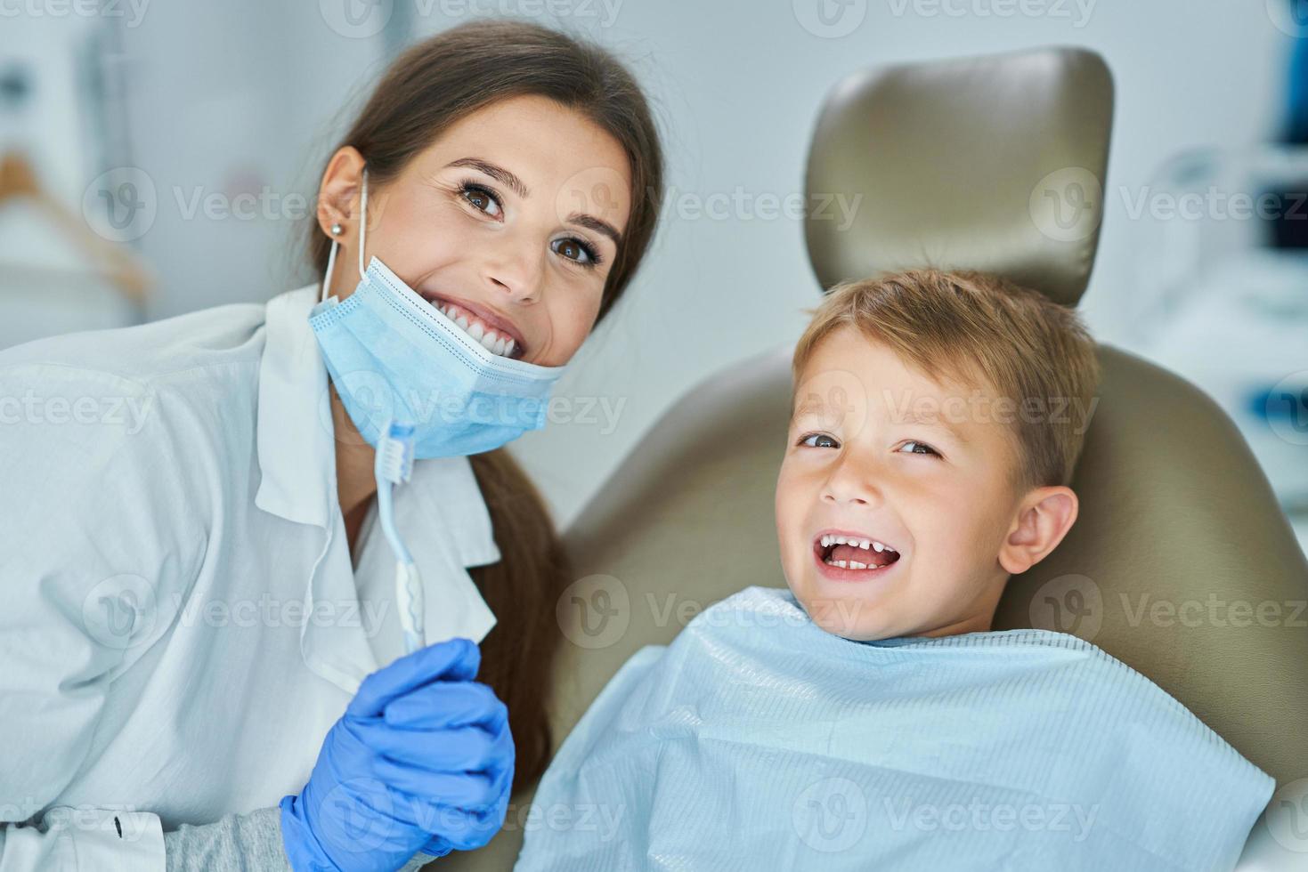 poco ragazzo e femmina dentista nel il dentisti ufficio foto