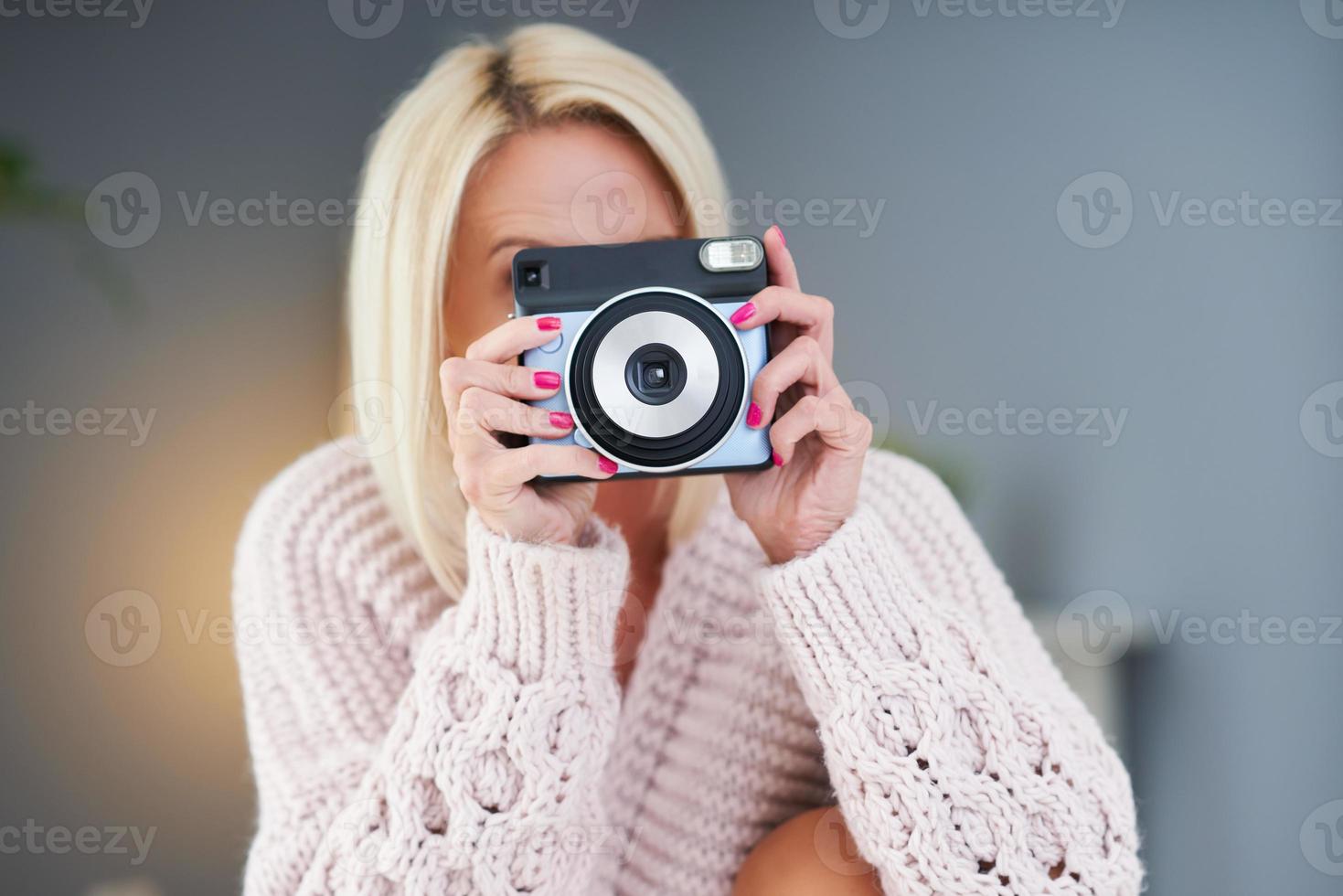 adulto bellissimo donna assunzione immediato foto a casa