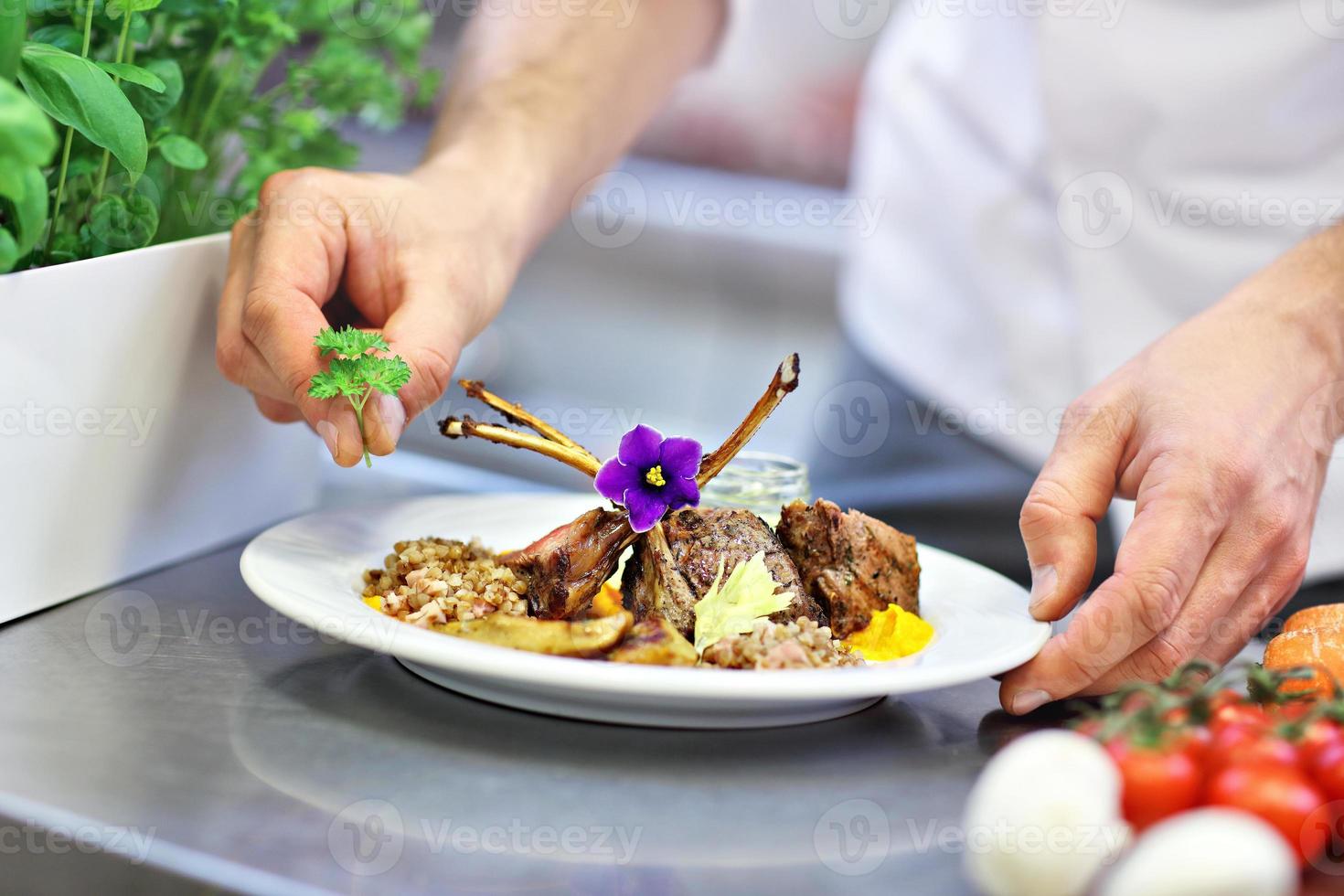 chef impegnato al lavoro nella cucina del ristorante foto