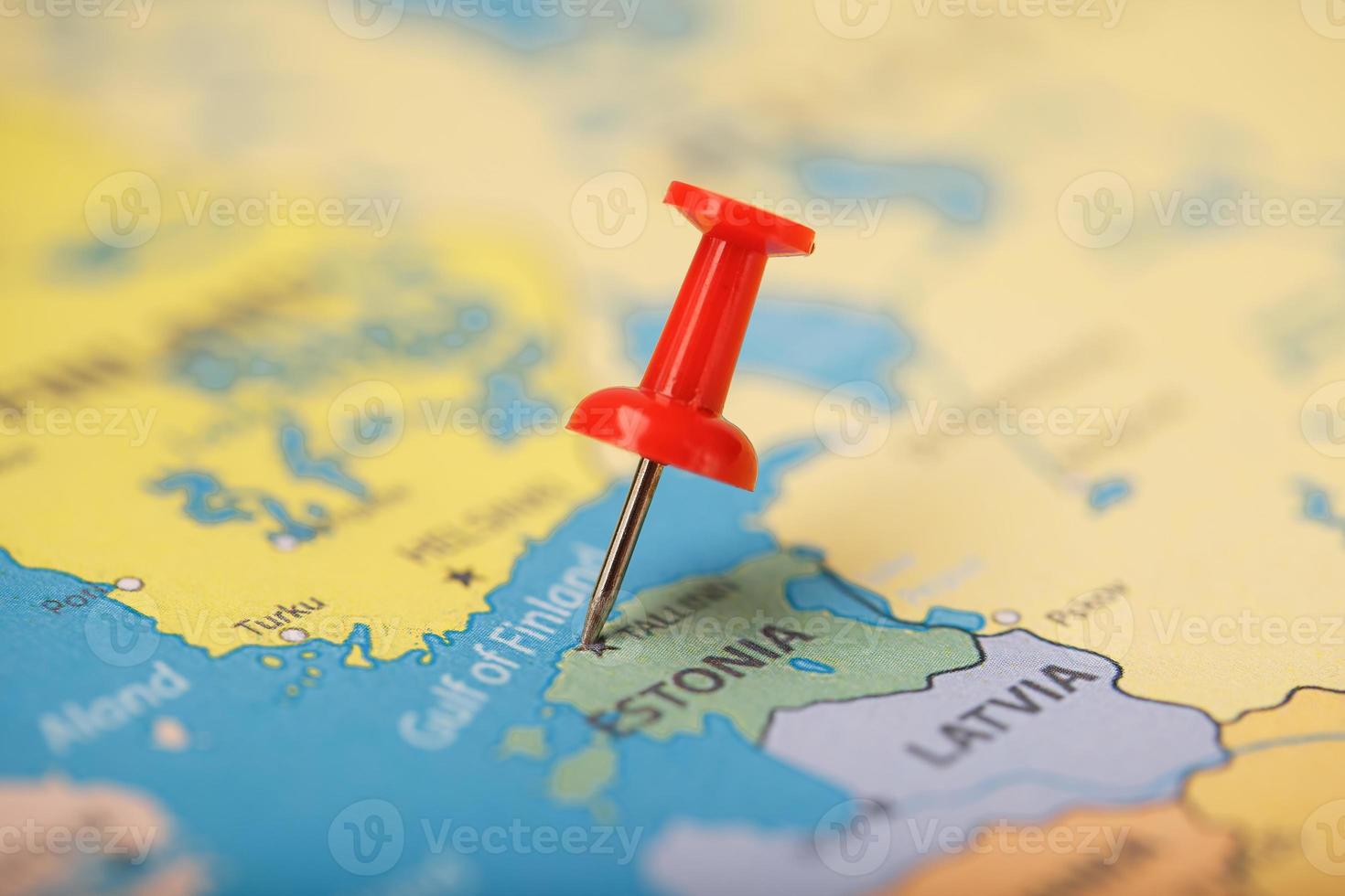multicolore pulsanti indicare il Posizione e coordinate di il destinazione su il carta geografica di Estonia foto