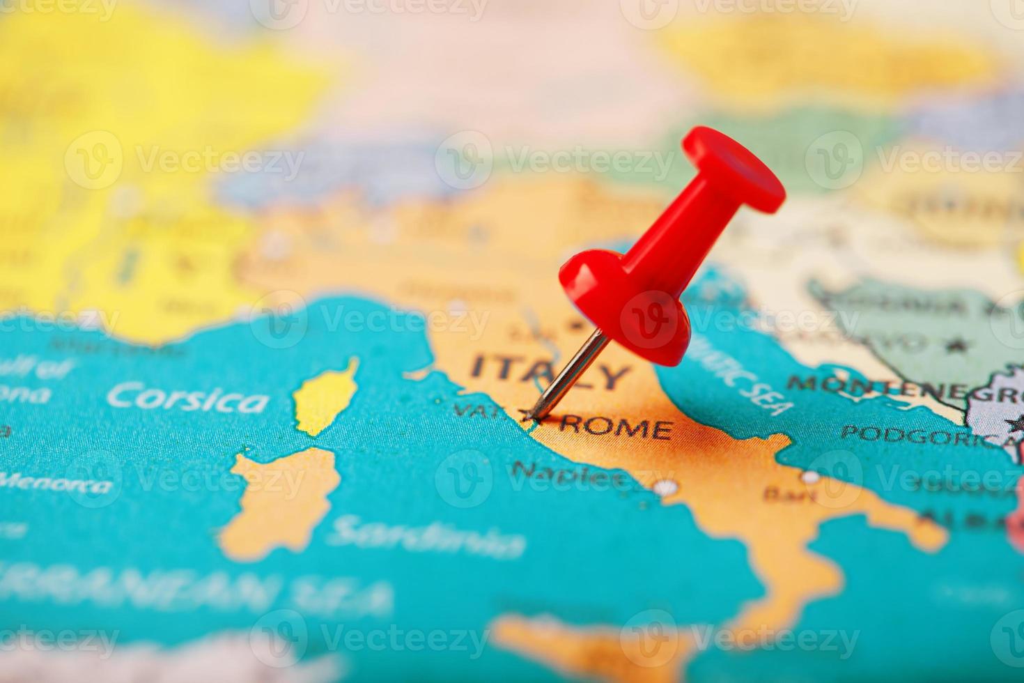 il Posizione di il destinazione su il carta geografica di Italia è indicato di un' rosso puntina da disegno foto