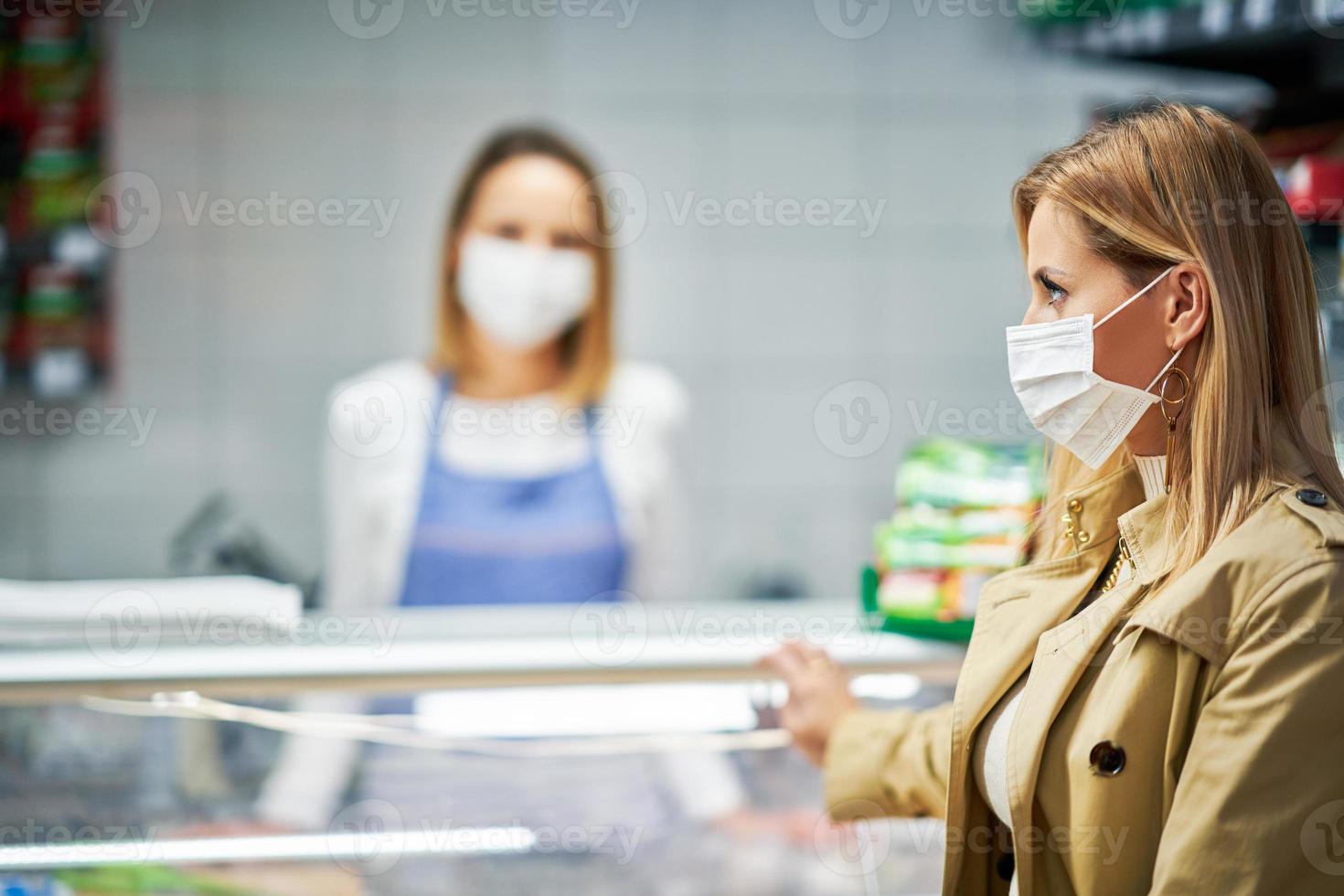 adulto donna nel medico maschera shopping per drogheria foto