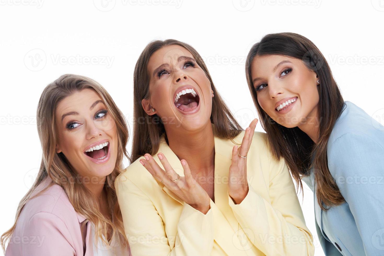 tre donne nel pastello tute in posa al di sopra di bianca sfondo foto