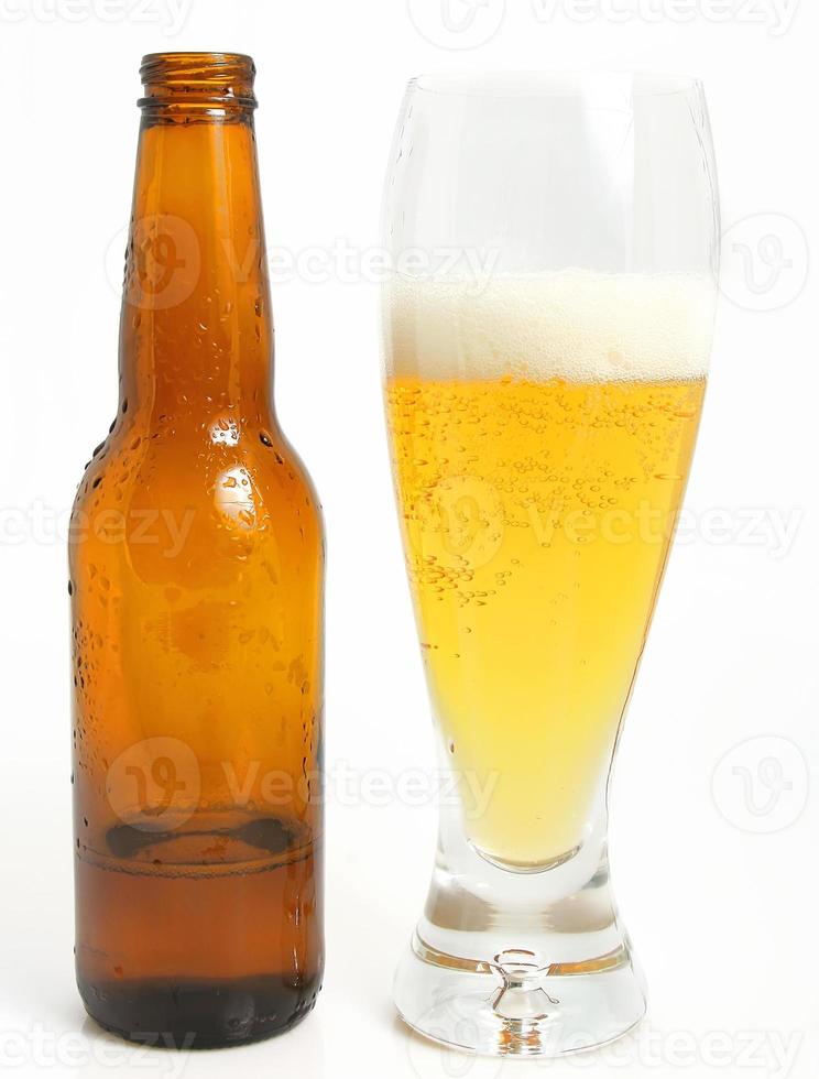 bicchiere di birra e bottiglia foto