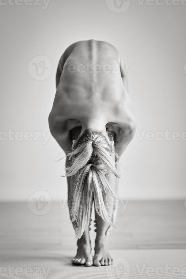 adulto donna praticando yoga a casa foto