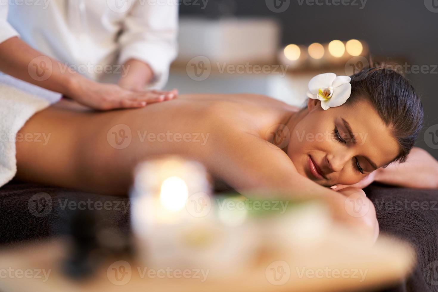 rilassato donna ricevente indietro massaggio foto