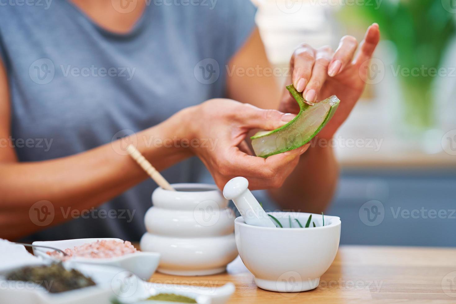 bellissimo salutare donna preparazione naturale cosmetici a casa foto