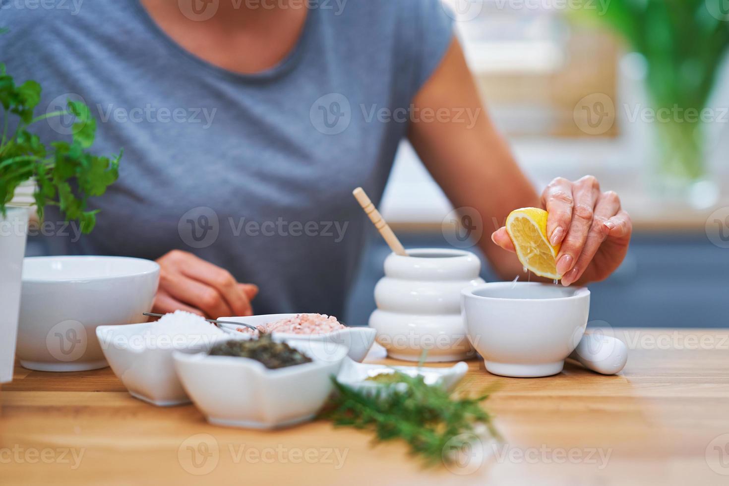 bellissimo salutare donna preparazione naturale cosmetici a casa foto