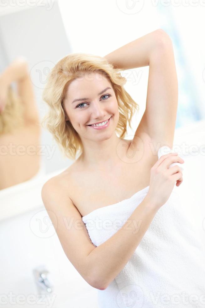 donna utilizzando deodorante foto