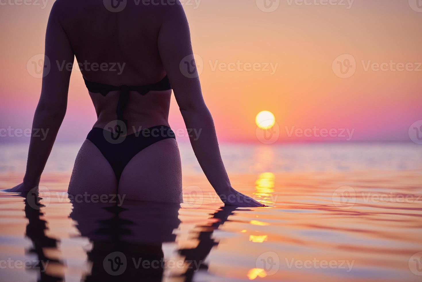 silhouette di giovane donna praticante yoga su il spiaggia a Alba foto