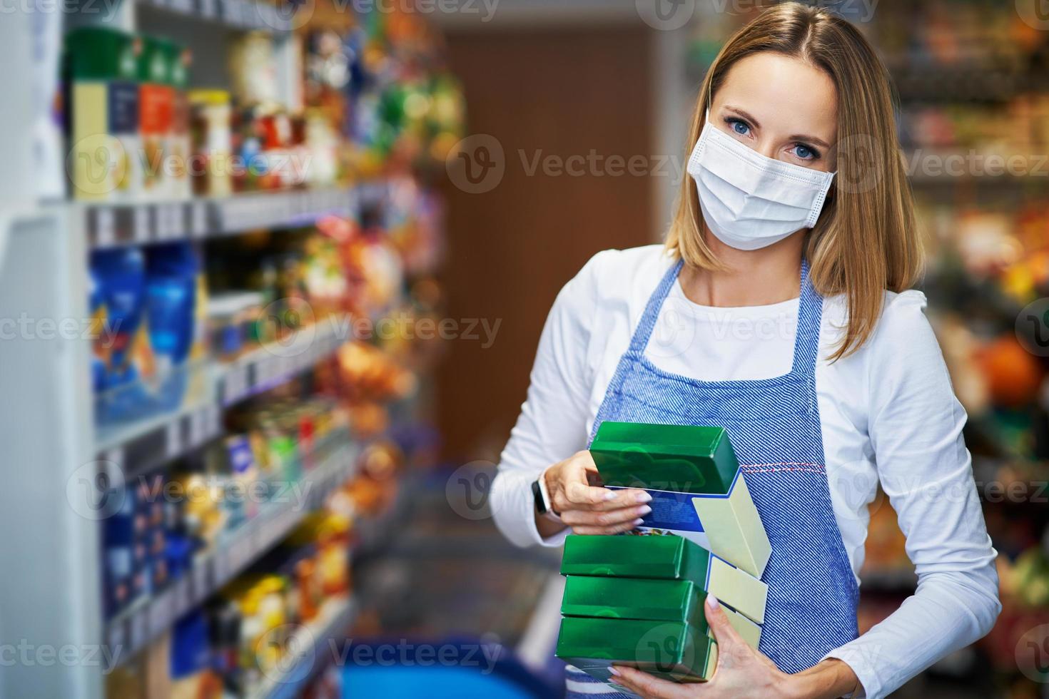 negozio assistente Lavorando nel medico maschera foto