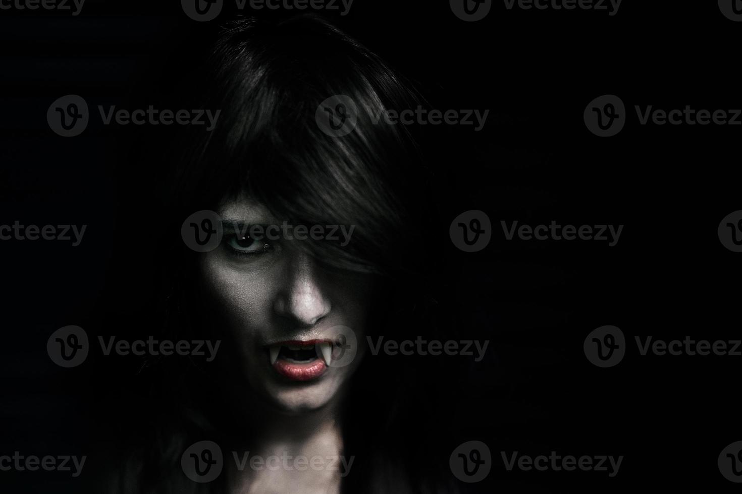 Halloween vampiro bellissimo donna al di sopra di nero foto