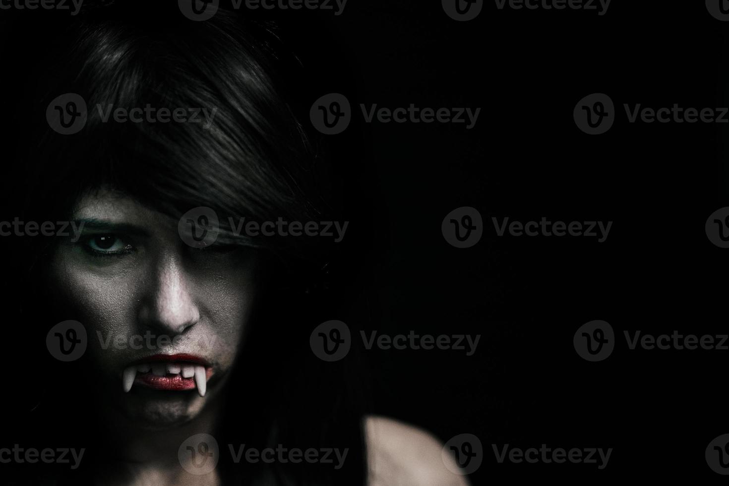 Halloween vampiro bellissimo donna al di sopra di nero foto