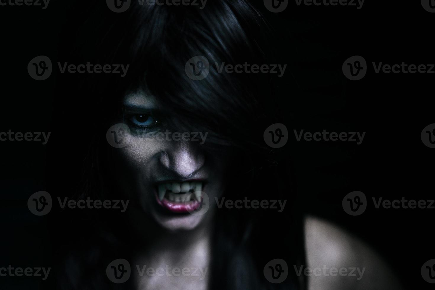 Halloween vampiro bellissimo donna al di sopra di nero foto