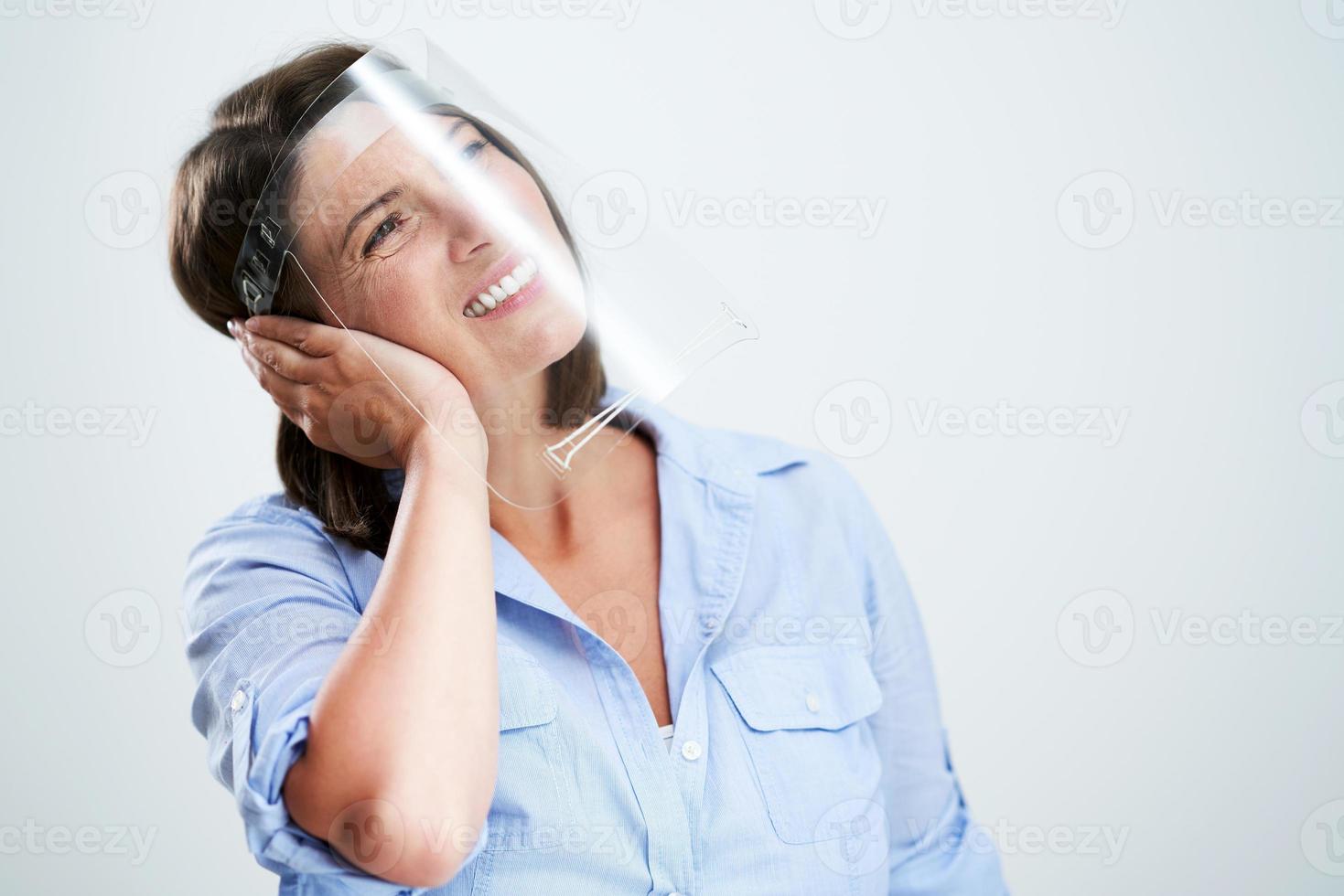 attraente donna indossare protettivo scudo sofferenza a partire dal orecchio dolore isolato foto