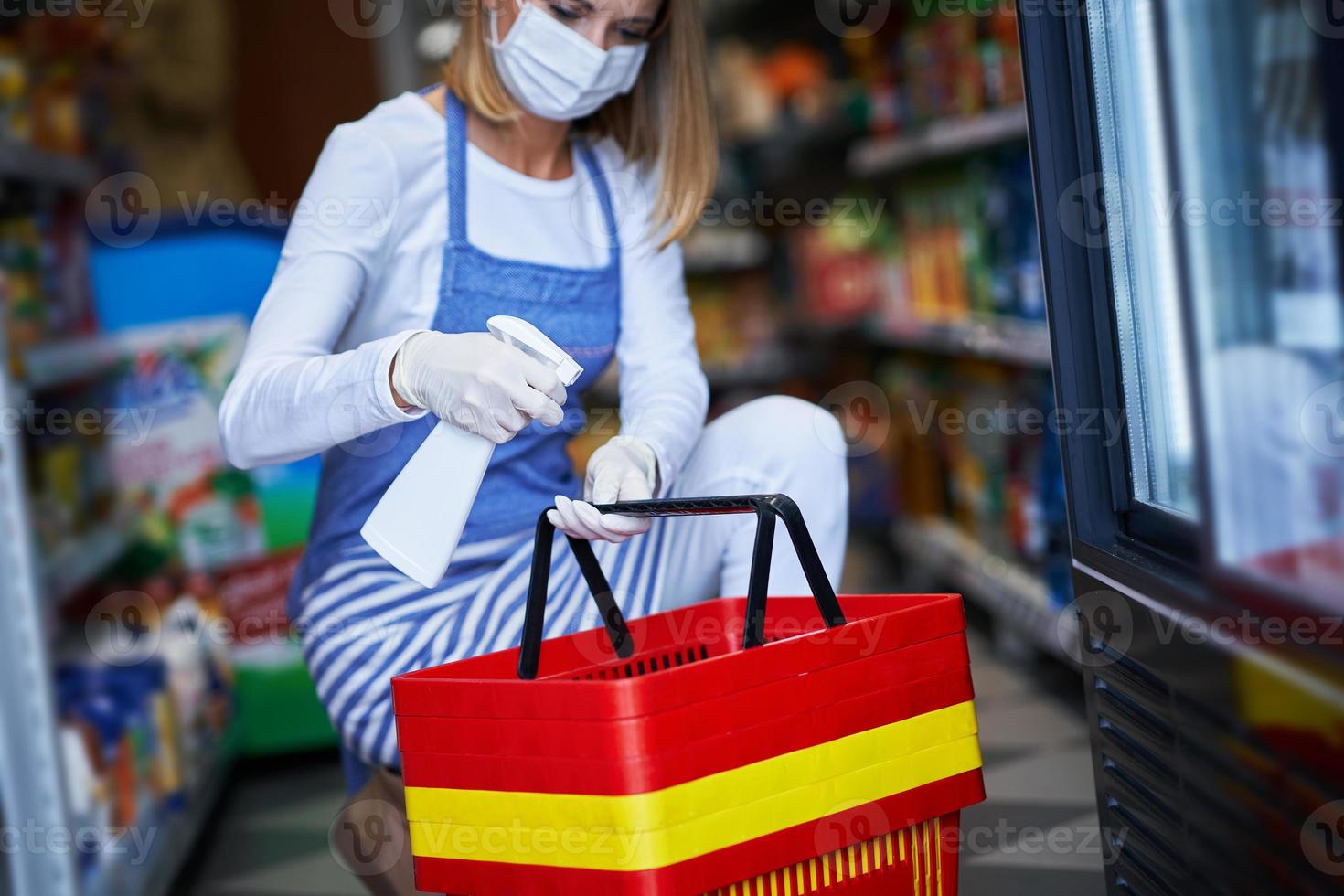 negozio assistente Lavorando nel medico maschera disinfezione carrelli foto