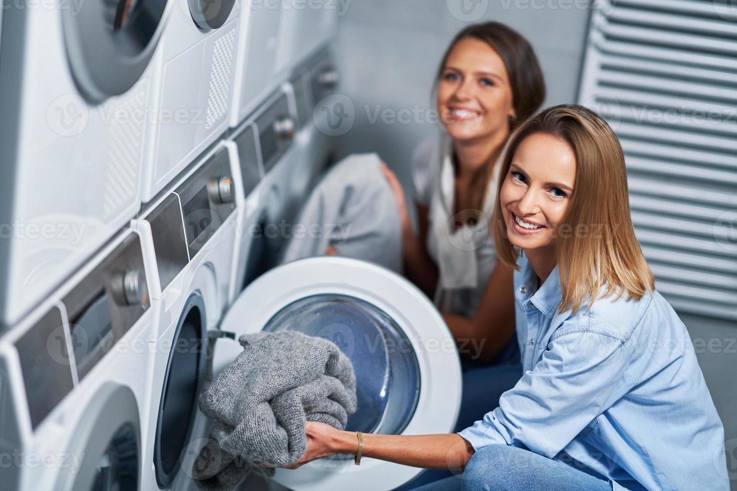 Due studenti nel lavanderia camera foto