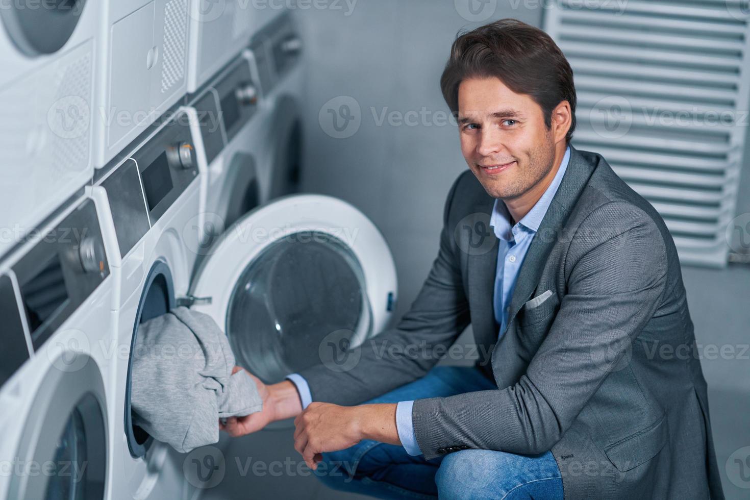 giovane uomo d'affari nel lavanderia camera foto