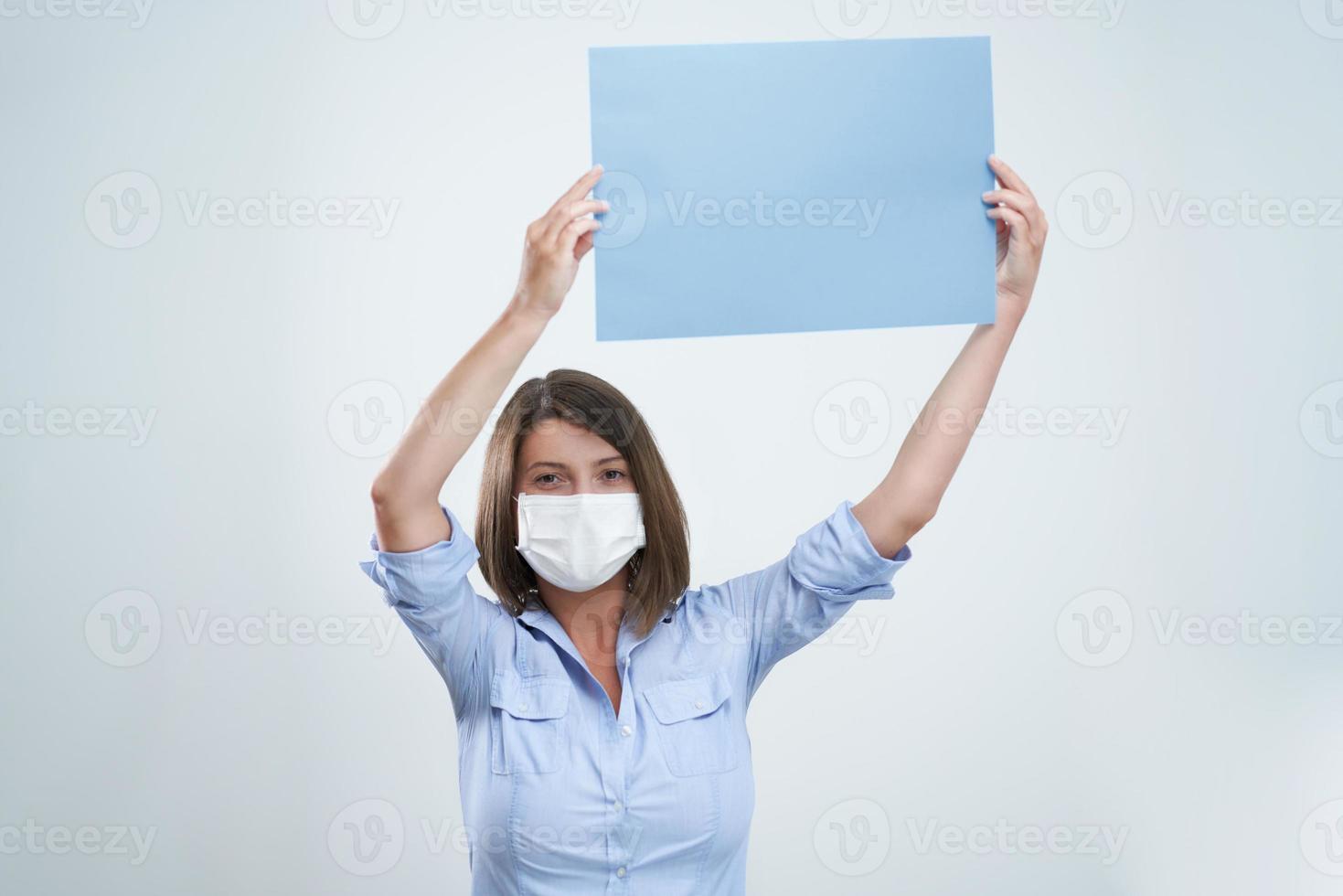 attraente donna indossare protettivo maschera isolato al di sopra di bianca sfondo foto