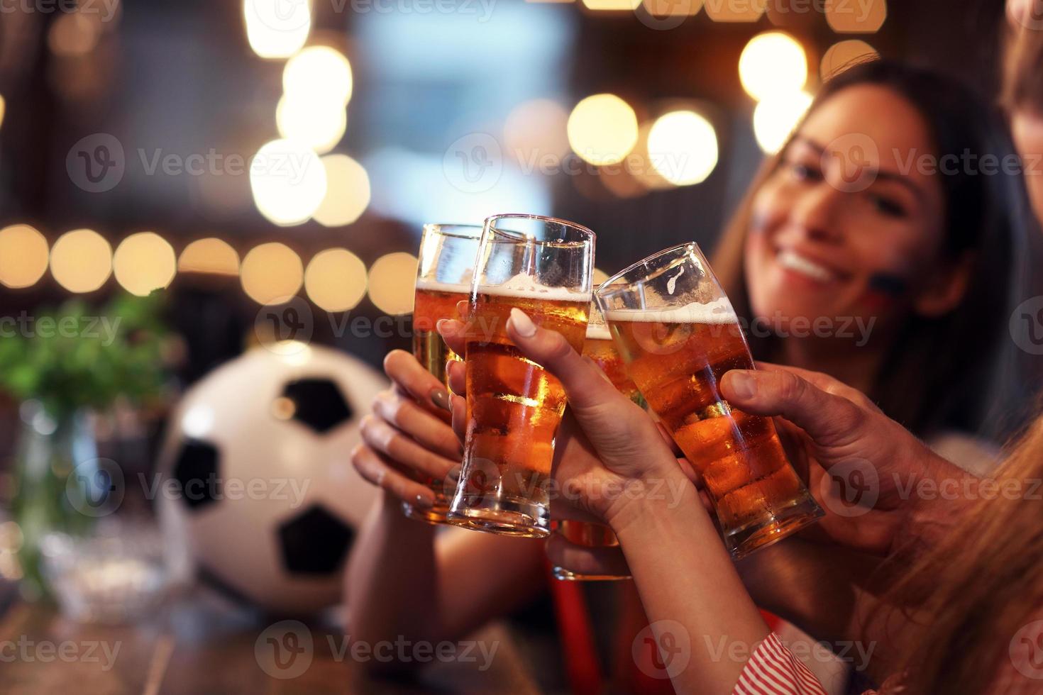 gruppo di amici Guardando calcio nel pub foto