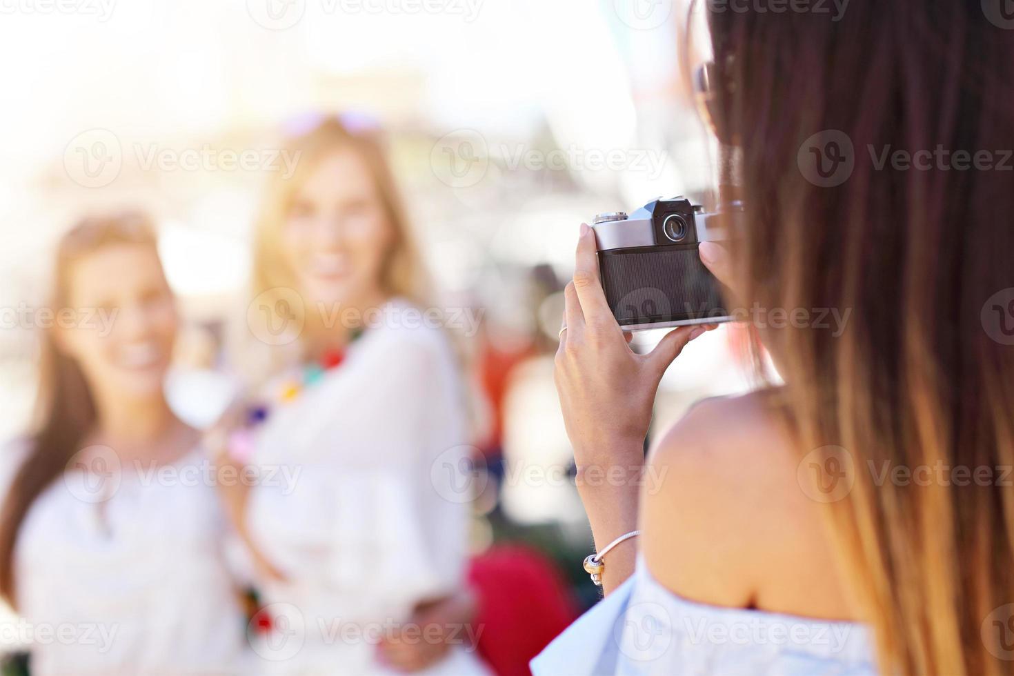 contento ragazza amici sospeso su nel il città nel estate foto