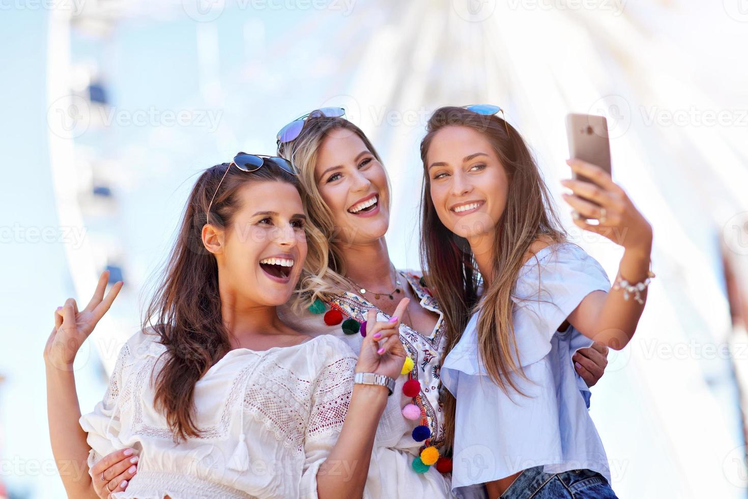 contento ragazza amici sospeso su nel il città nel estate foto