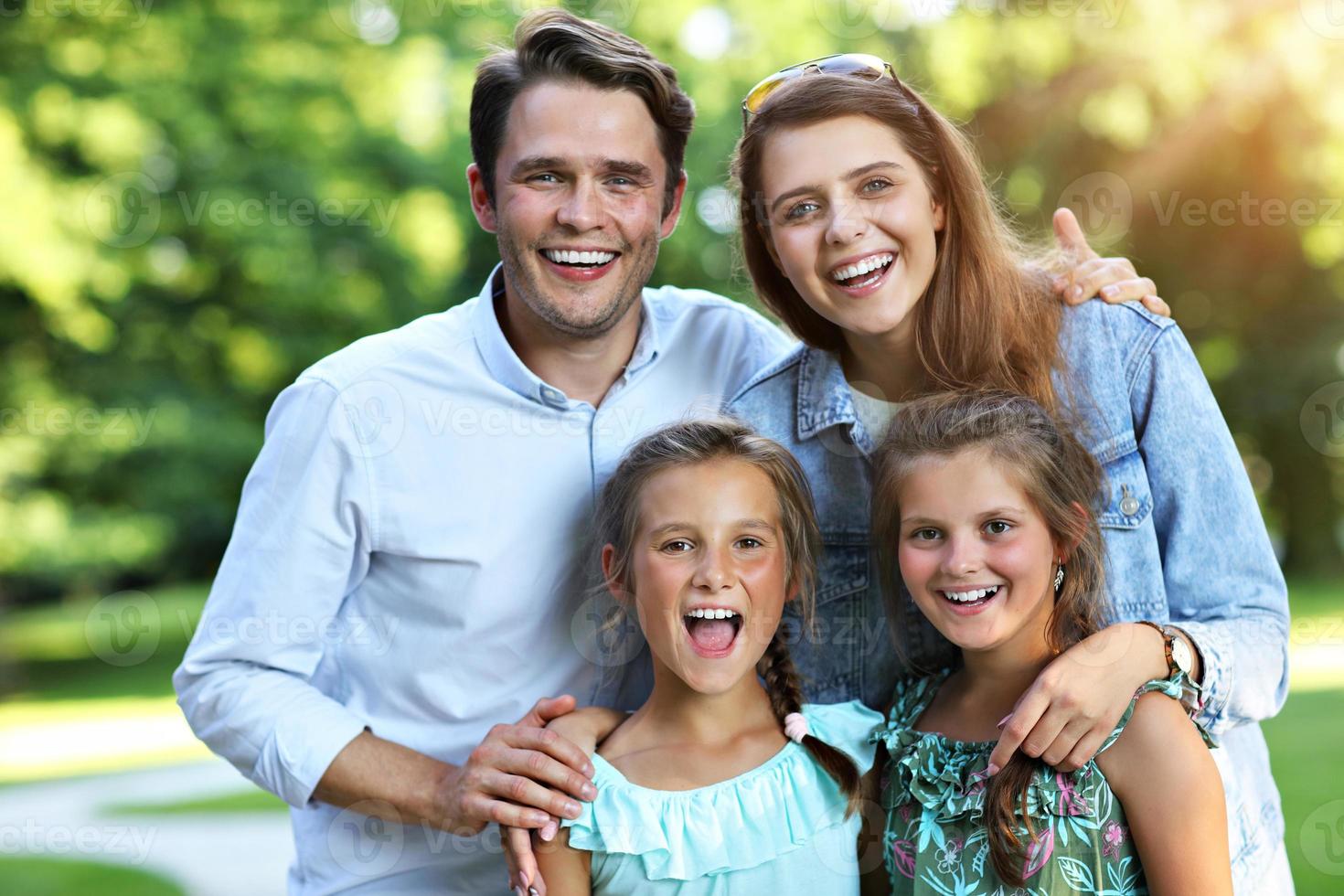 giovane famiglia con bambini avendo divertimento nel natura foto