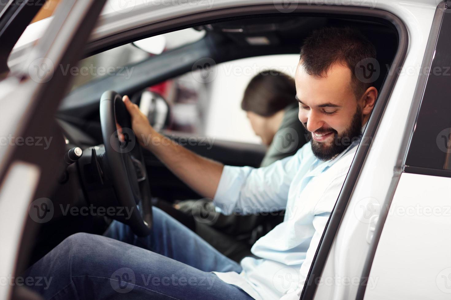 adulto coppia la scelta nuovo auto nel showroom foto