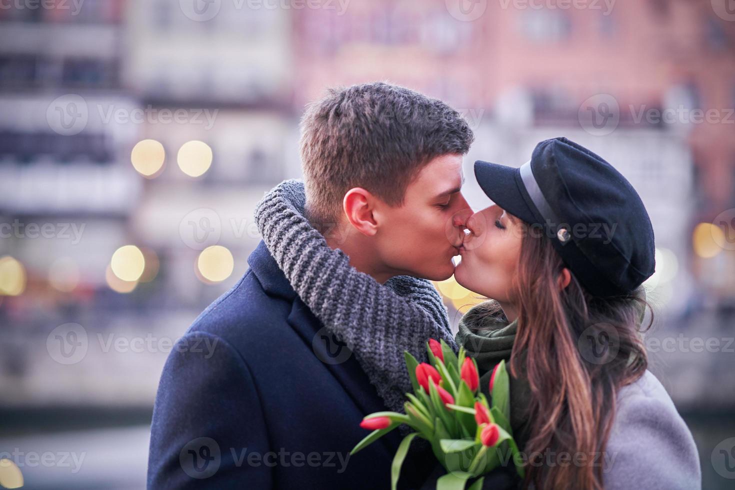 contento coppia festeggiare san valentino giorno nel maschere durante covid-19 pandemia foto