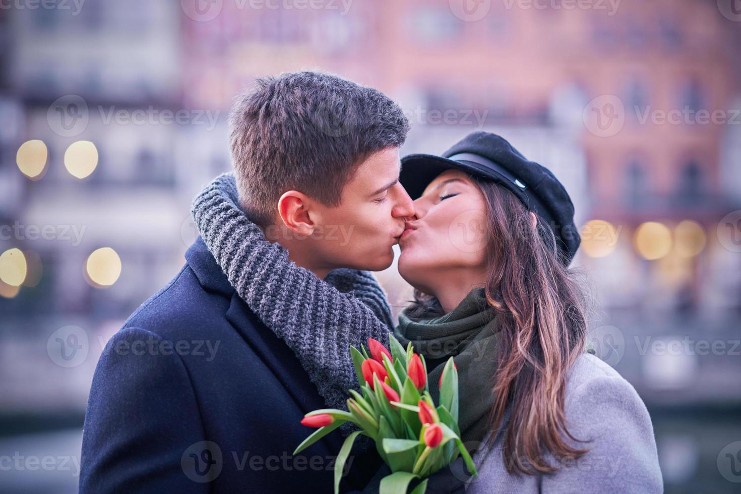 contento coppia festeggiare san valentino giorno nel maschere durante covid-19 pandemia foto