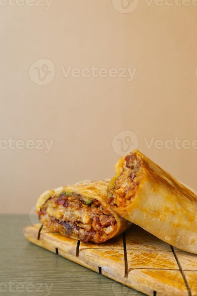 pastore messicano burrito con carne e caldo salsa foto