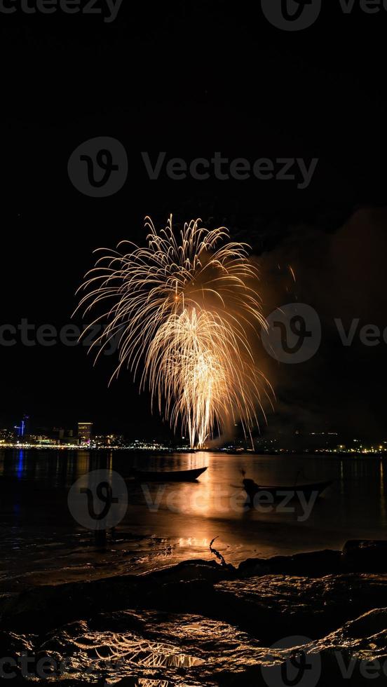 astratto colorato fuoco d'artificio sfondo leggero su il cielo con abbagliante Schermo foto