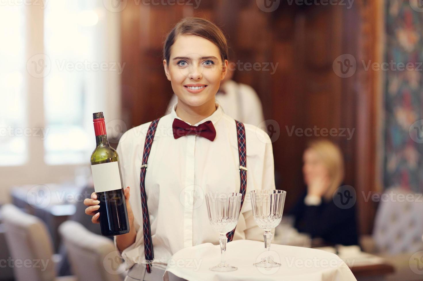 camerieri in piedi nel ristorante foto