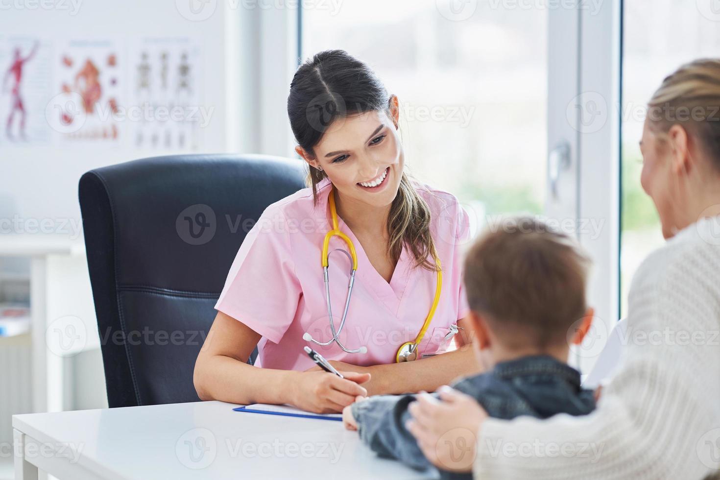 poco ragazzo avendo medico visita medica di pediatra foto