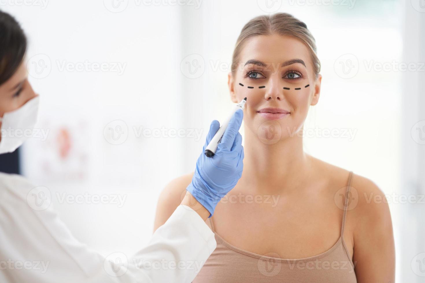 plastica chirurgo consulenza un' femmina paziente foto