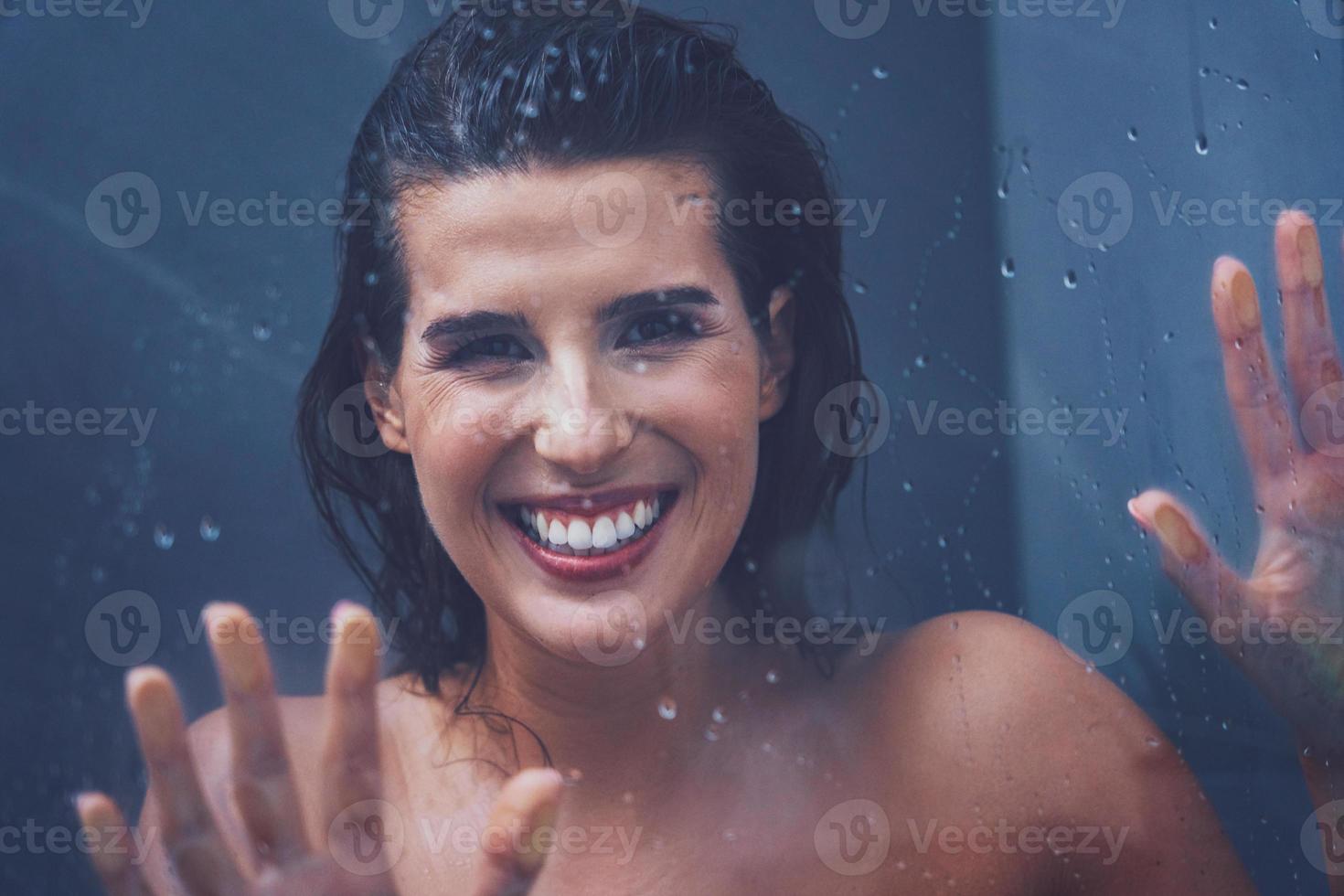adulto donna sotto il doccia nel bagno foto