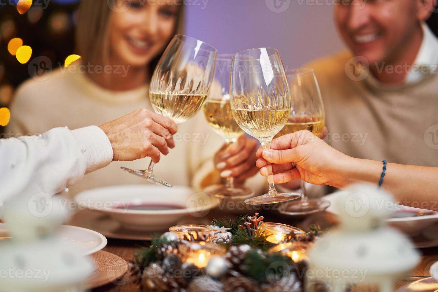 amici festeggiare Natale festa Tenere vino foto