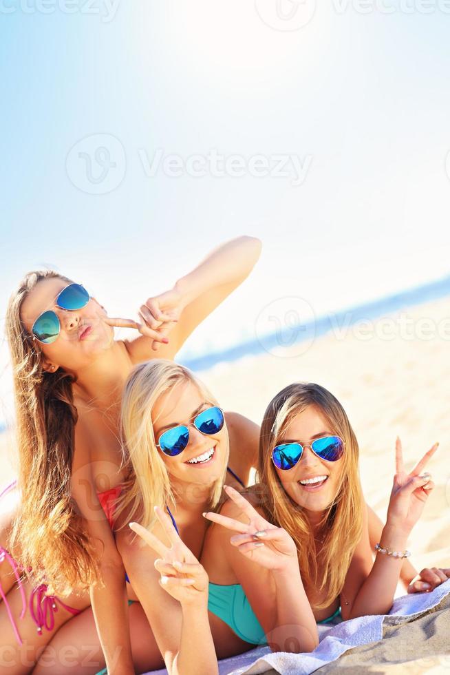 gruppo di donne avendo divertimento su il spiaggia foto