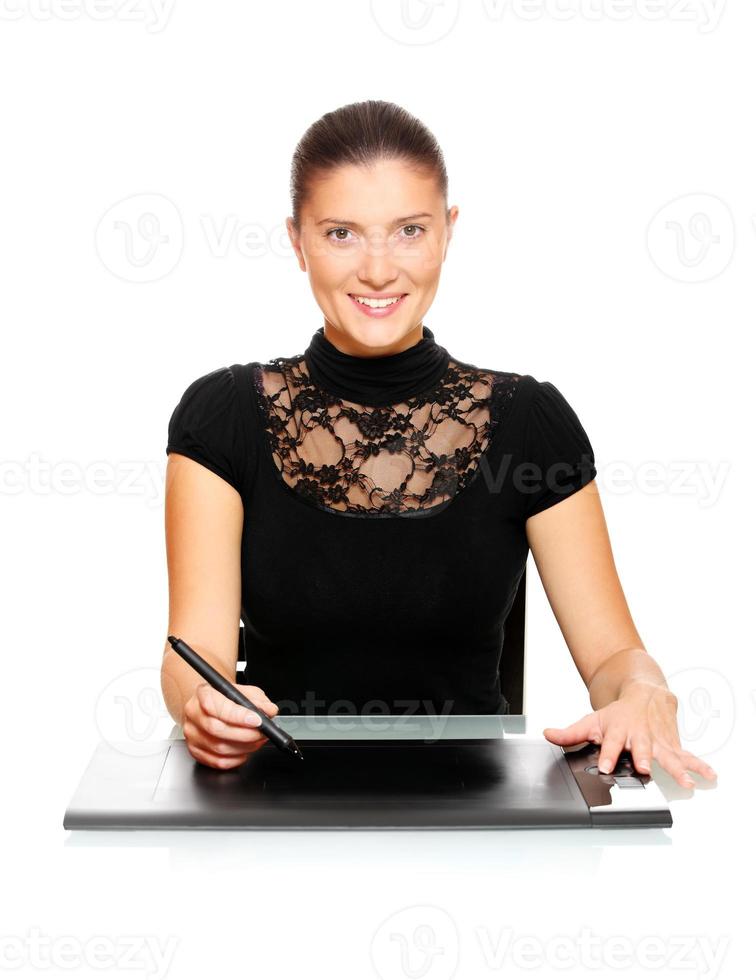 giovane ragazza Lavorando su un' digitale tavoletta foto