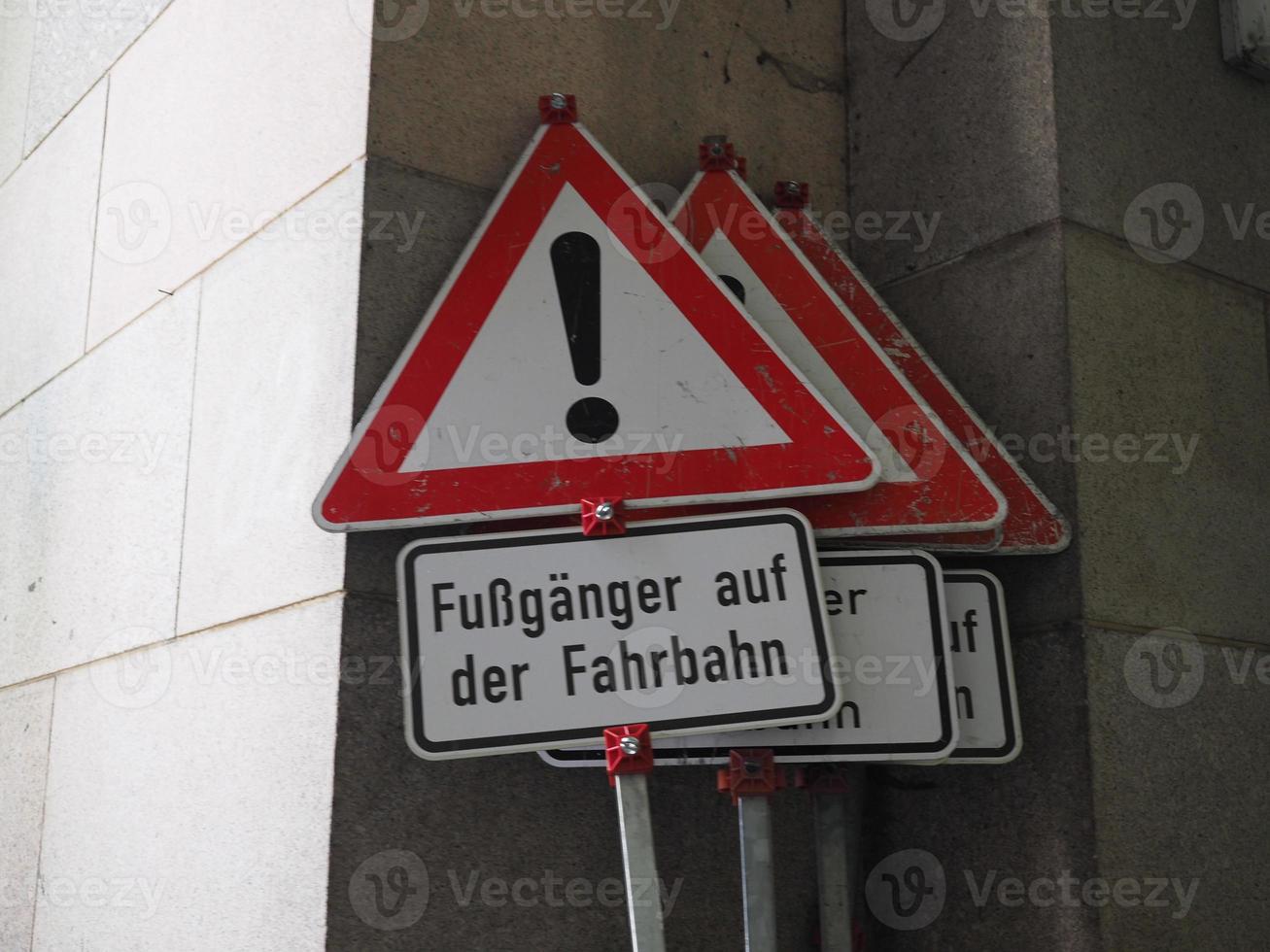 fusgaenger auf der fahrbahn traduzione pedoni su il strada foto